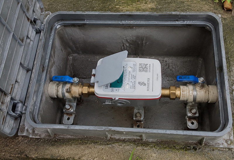 How are the accuracy classes of ultrasonic water meters classified?